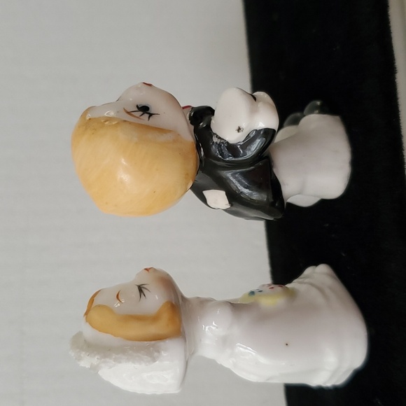 Vintage Dan Brechner Miniature Kissing Bride and Groom Figurines - Picture 4 of 10